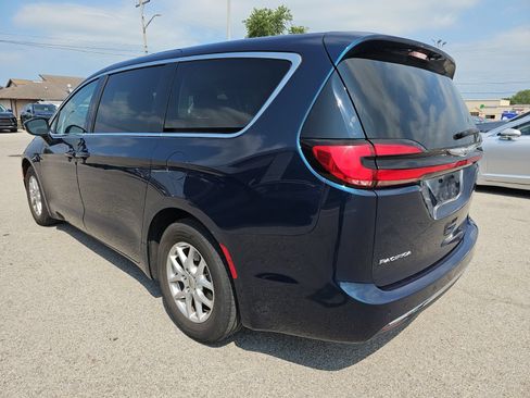 Used 2023 Chrysler Pacifica Touring-L FWD image 4