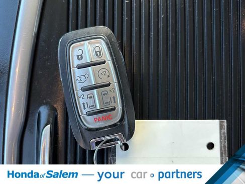 Used 2024 Chrysler Pacifica Touring-L FWD image 20