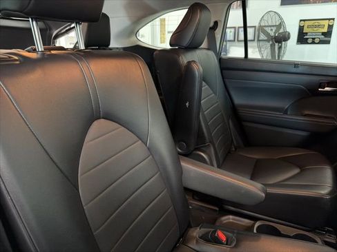 Used 2022 Toyota Highlander XLE image 29