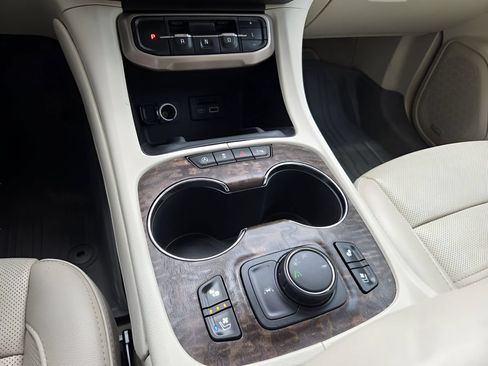 Used 2020 GMC Acadia Denali w/ Technology Package FWD image 18