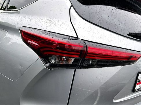 Used 2022 Toyota Highlander XLE AWD/4WD image 29
