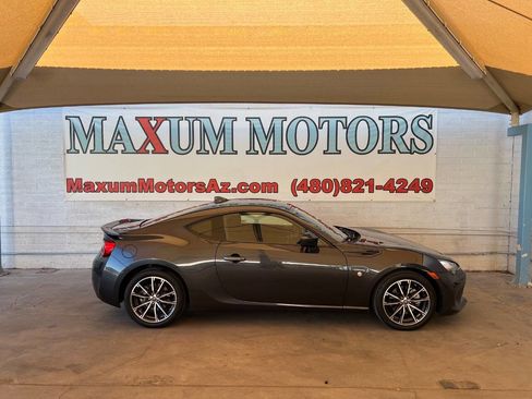 Used 2017 Toyota 86 image 1