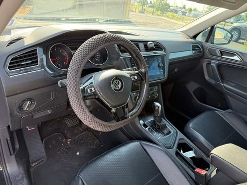 Used 2018 Volkswagen Tiguan SE w/ 18" Alloy Wheels Package FWD image 7