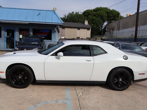 Used 2016 Dodge Challenger SXT RWD image 4