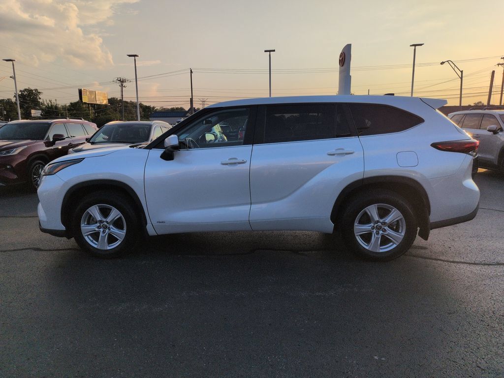 Used 2023 Toyota Highlander LE AWD/4WD image 2
