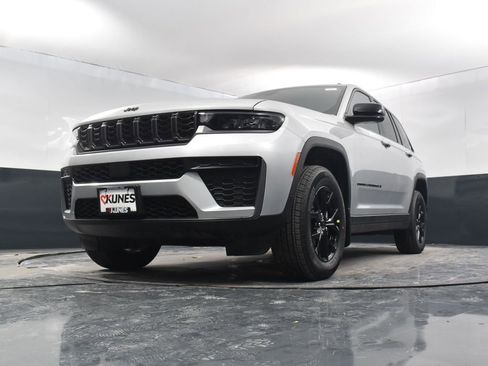 New 2026 Jeep Grand Cherokee Altitude AWD/4WD image 38
