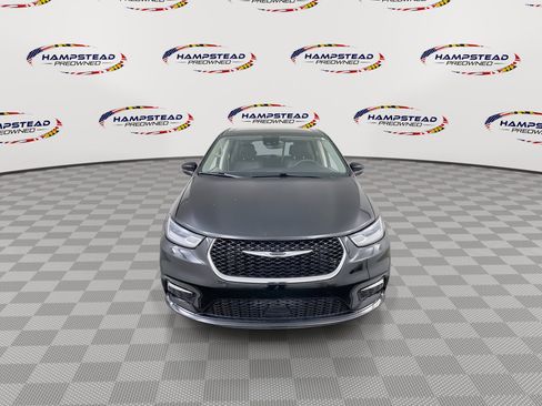 Used 2023 Chrysler Pacifica Touring-L FWD image 3