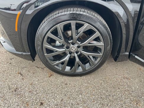 Certified 2025 Toyota Crown Signia image 30