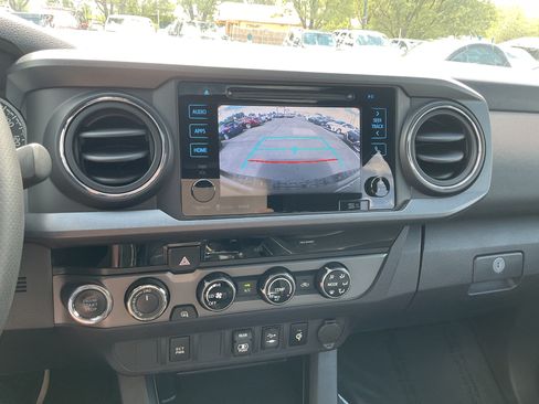 Used 2018 Toyota Tacoma TRD Off-Road AWD/4WD image 12