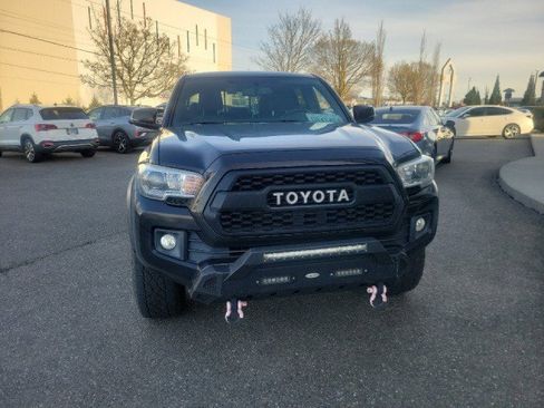Used 2017 Toyota Tacoma TRD Off-Road w/ Tow Package (A/T) image 2