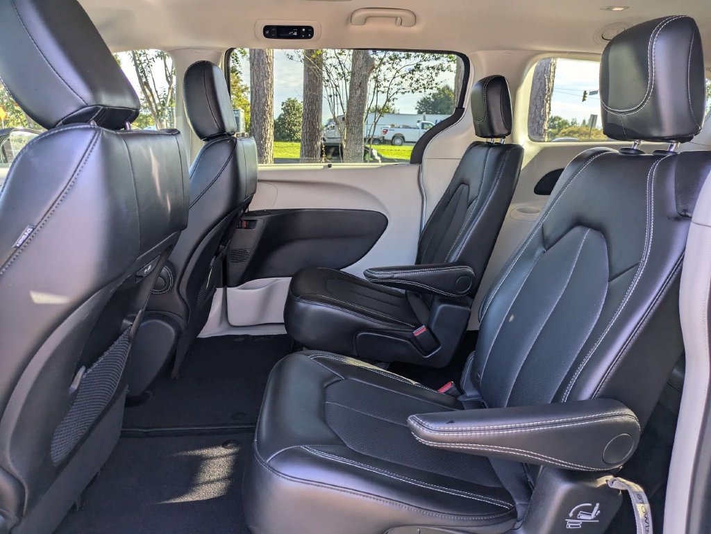 Used 2024 Chrysler Pacifica Touring-L FWD image 15