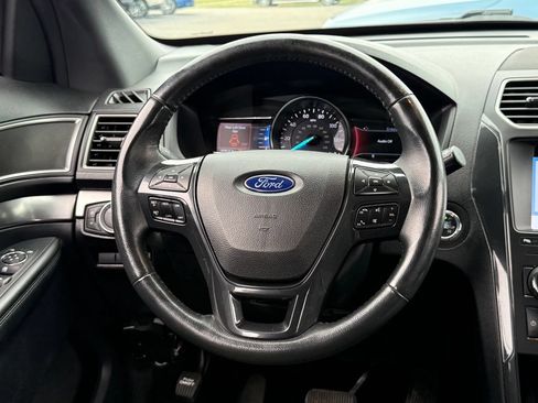 Used 2019 Ford Explorer XLT AWD/4WD image 6