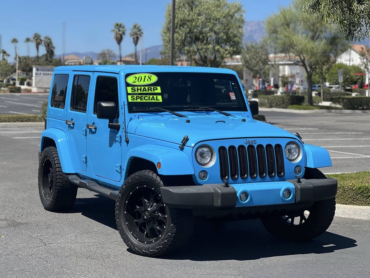 Used 2018 Jeep Wrangler Unlimited Sahara w/ Connectivity Group AWD/4WD image 40