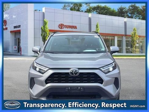 Certified 2022 Toyota RAV4 XLE w/ Carpet Mat Package (TMS) AWD/4WD image 2