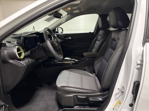 Used 2025 Chevrolet Trax LT FWD image 19