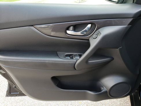 Used 2018 Nissan Rogue SV AWD/4WD image 9