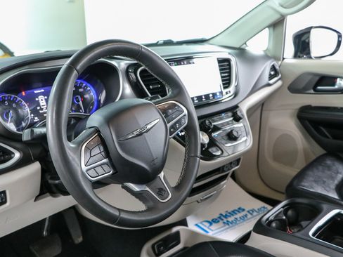 Used 2024 Chrysler Pacifica Touring-L FWD image 21