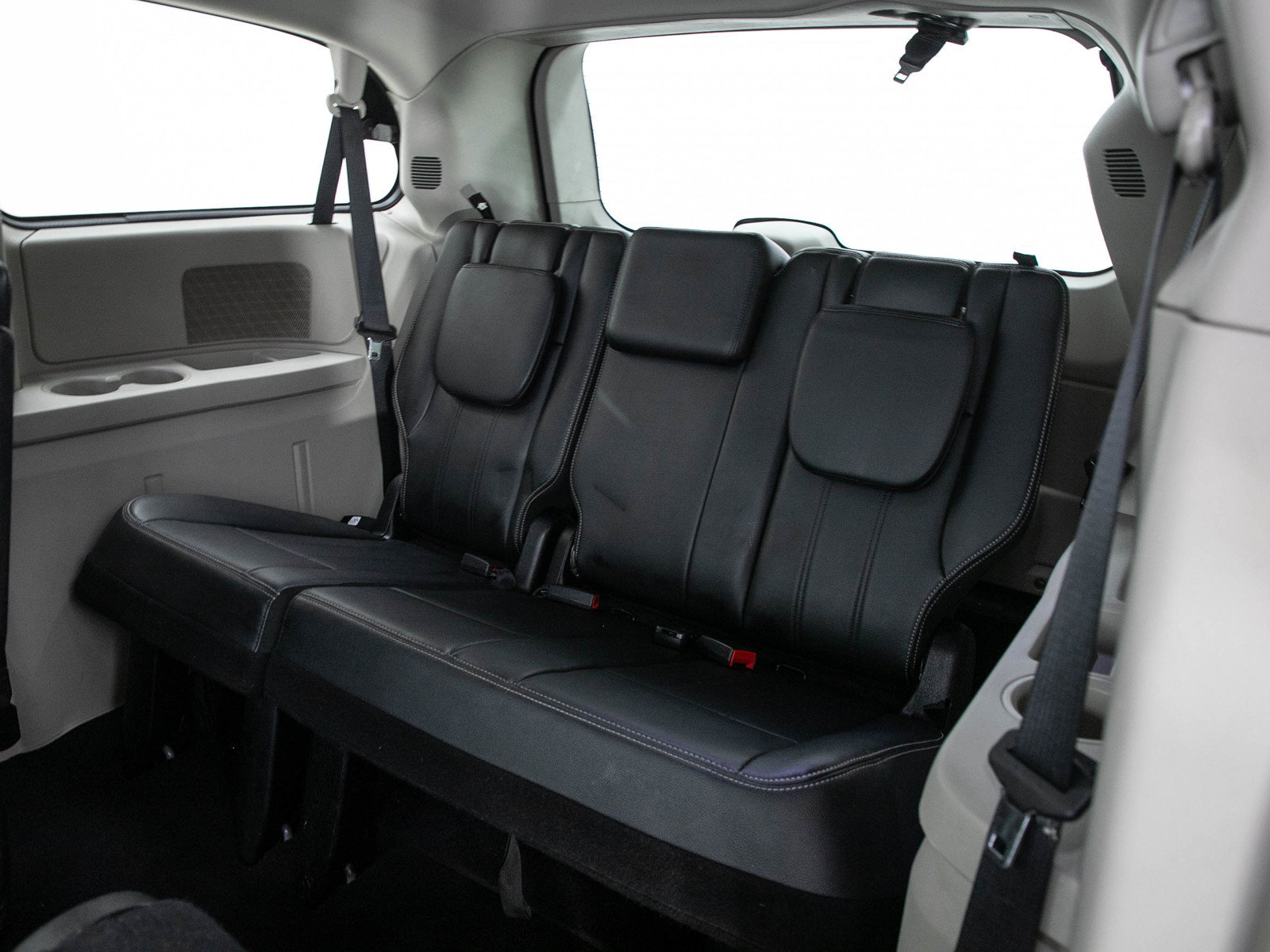 Used 2013 Chrysler Town & Country Touring FWD image 15