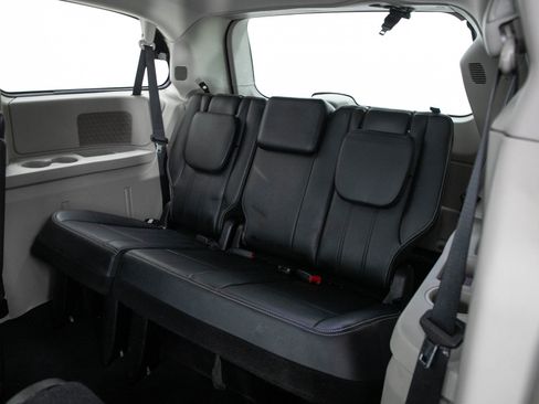 Used 2013 Chrysler Town & Country Touring FWD image 15