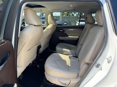 Used 2022 Toyota Highlander Limited FWD image 13