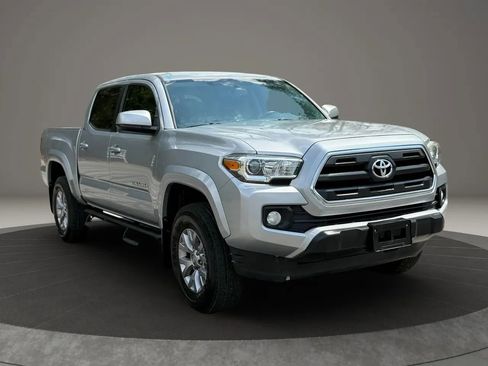 Used 2016 Toyota Tacoma SR5 w/ SR5 Appearance Package (SN) image 3