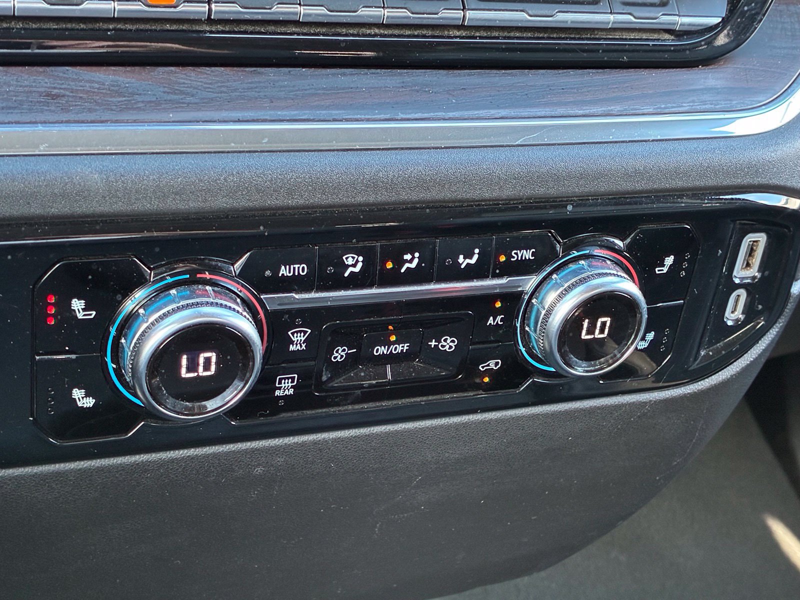 Used 2025 GMC Sierra 1500 SLT AWD/4WD image 23