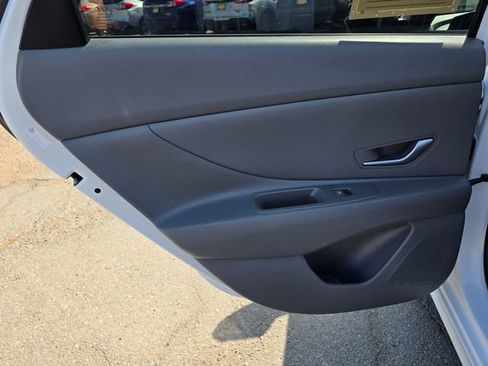 Used 2021 Hyundai Elantra SE FWD image 19