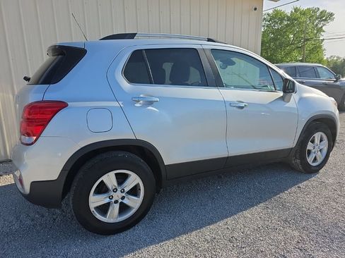 Used 2019 Chevrolet Trax LT w/ LT Convenience Package FWD image 4