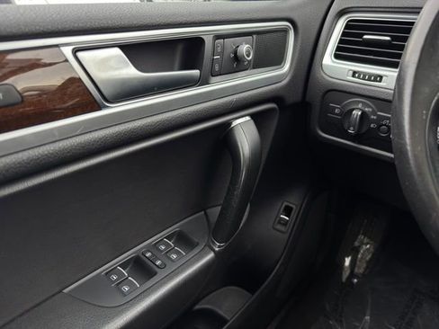 Used 2015 Volkswagen Touareg TDI AWD/4WD image 31
