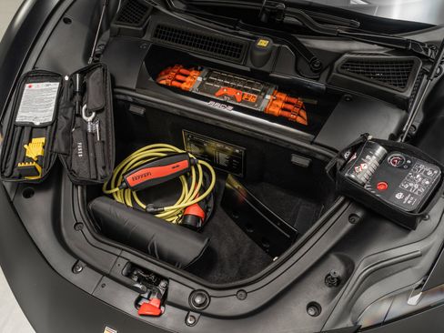 Used 2024 Ferrari SF90 Spider image 19