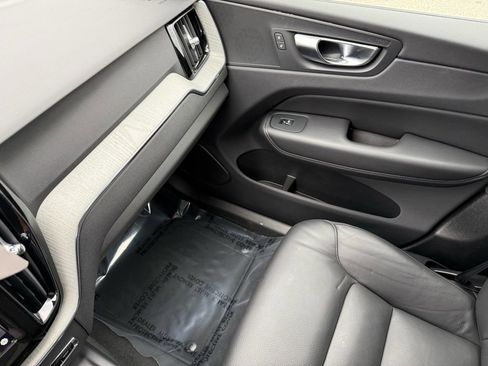 Certified 2025 Volvo XC60 B5 Plus image 29
