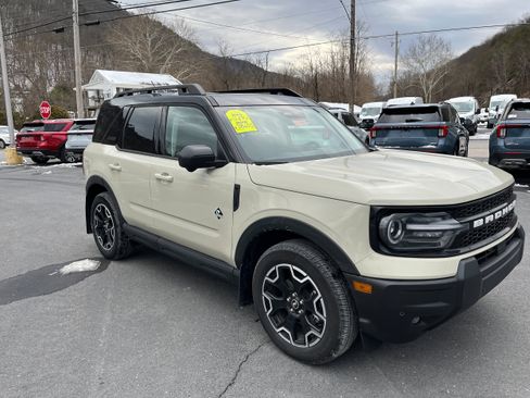 Used 2025 Ford Bronco Sport Outer Banks w/ Outer Banks Tech Package+ image 3