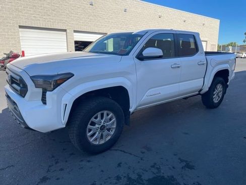 Used 2024 Toyota Tacoma SR5 AWD/4WD image 4