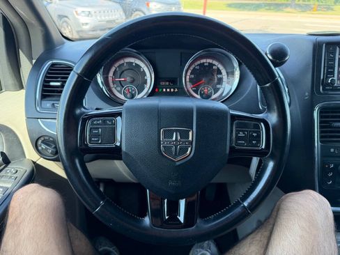 Used 2019 Dodge Grand Caravan SXT FWD image 12