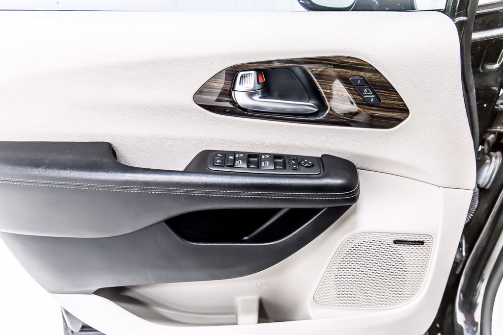 Used 2022 Chrysler Pacifica Limited FWD image 23