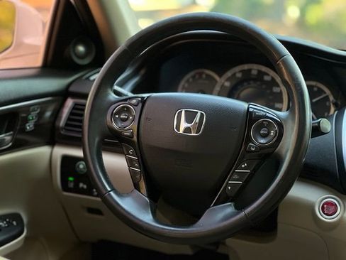 Used 2017 Honda Accord Touring image 30