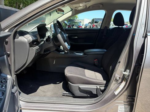 Used 2025 Nissan Sentra SV FWD image 24