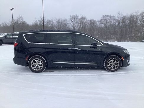 Used 2017 Chrysler Pacifica Touring-L image 8