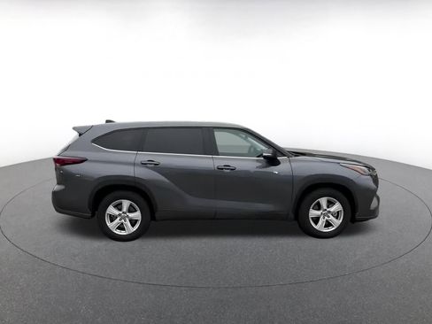 Used 2025 Toyota Highlander LE image 2