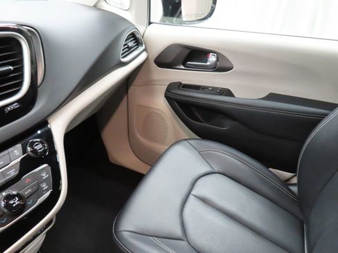 Used 2024 Chrysler Pacifica Touring-L FWD image 23