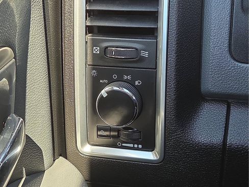 Used 2020 RAM 1500 Classic SLT RWD image 22