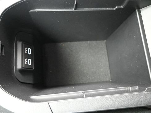 Used 2025 Toyota RAV4 XLE AWD/4WD image 33