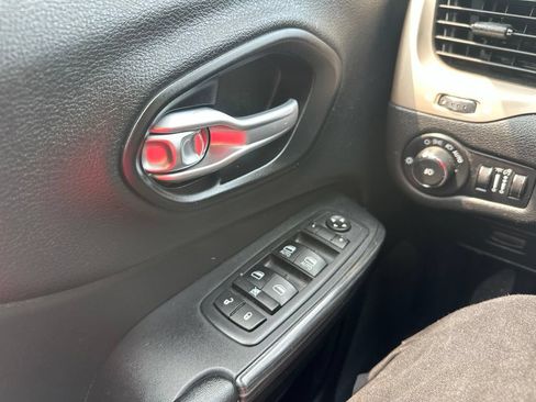 Used 2015 Jeep Cherokee Limited AWD/4WD image 34