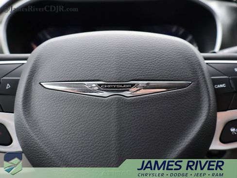 Used 2024 Chrysler Pacifica Touring-L image 26