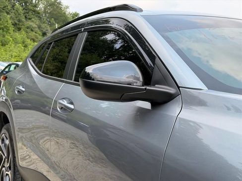 Used 2025 Chevrolet Trax RS w/ Sunroof Package FWD image 11