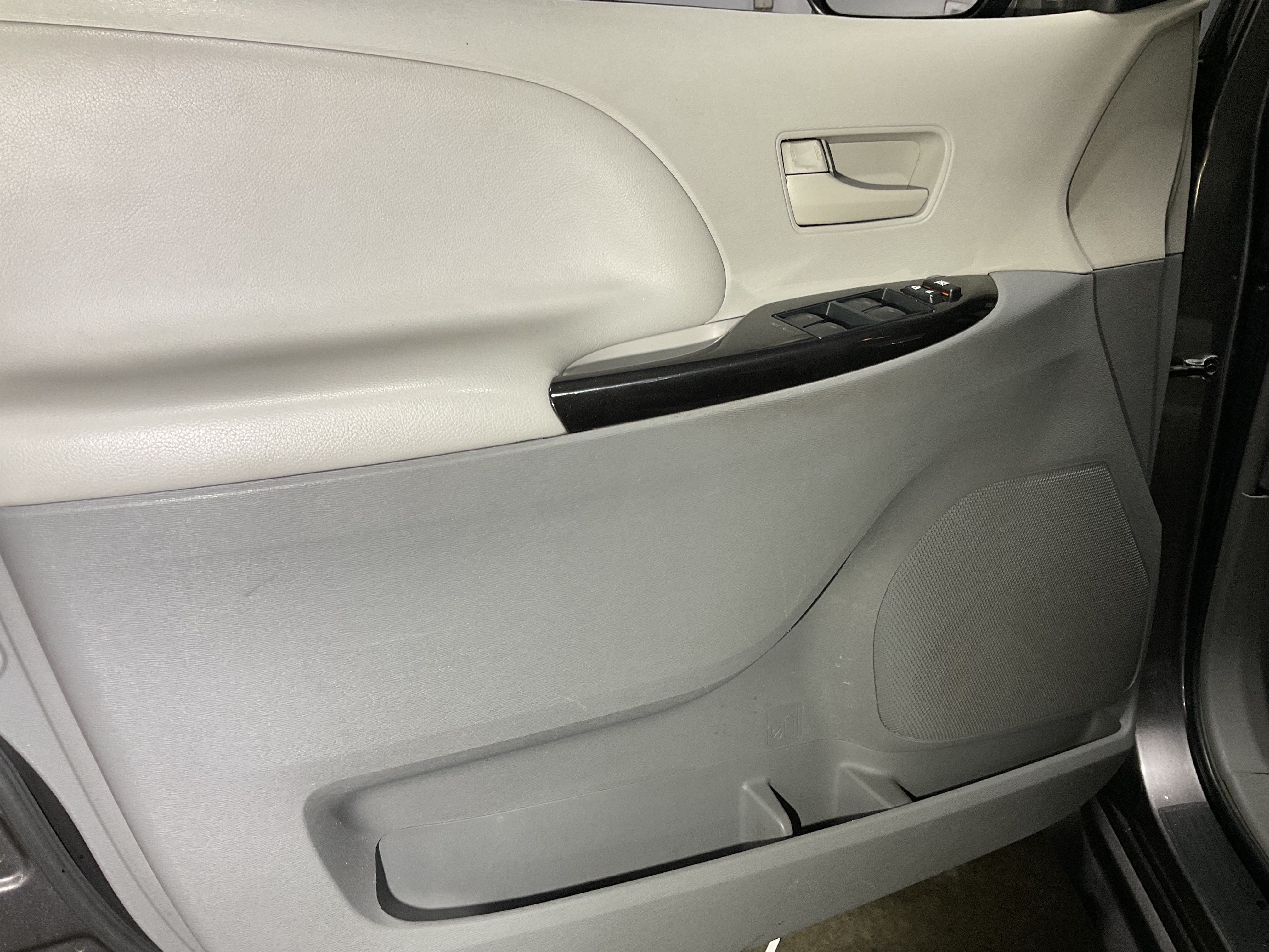 Used 2012 Toyota Sienna LE w/ Towing Pkg FWD image 26