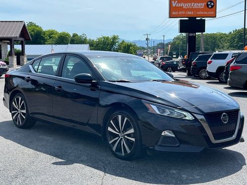Used 2021 Nissan Altima 2.5 SR FWD image 2