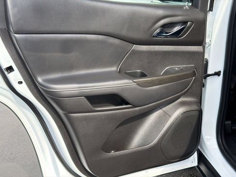 Used 2023 GMC Acadia SLT FWD image 32