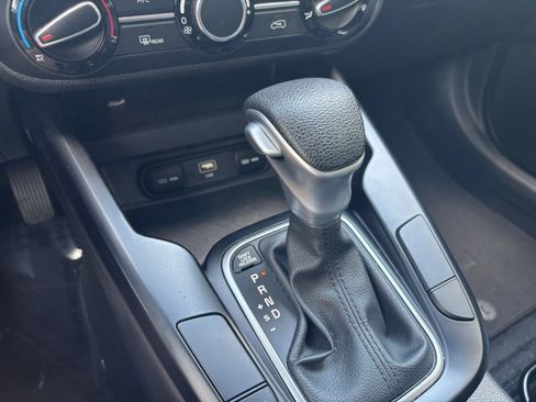 Used 2025 Kia Soul LX w/ LX Technology Package FWD image 36