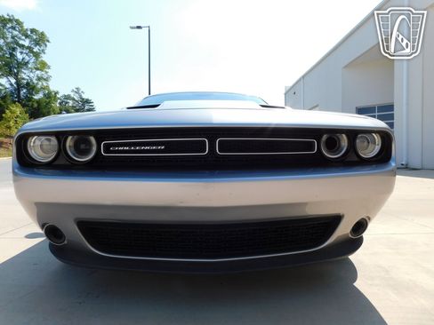 Used 2015 Dodge Challenger SXT w/ Driver Convenience Group RWD image 3